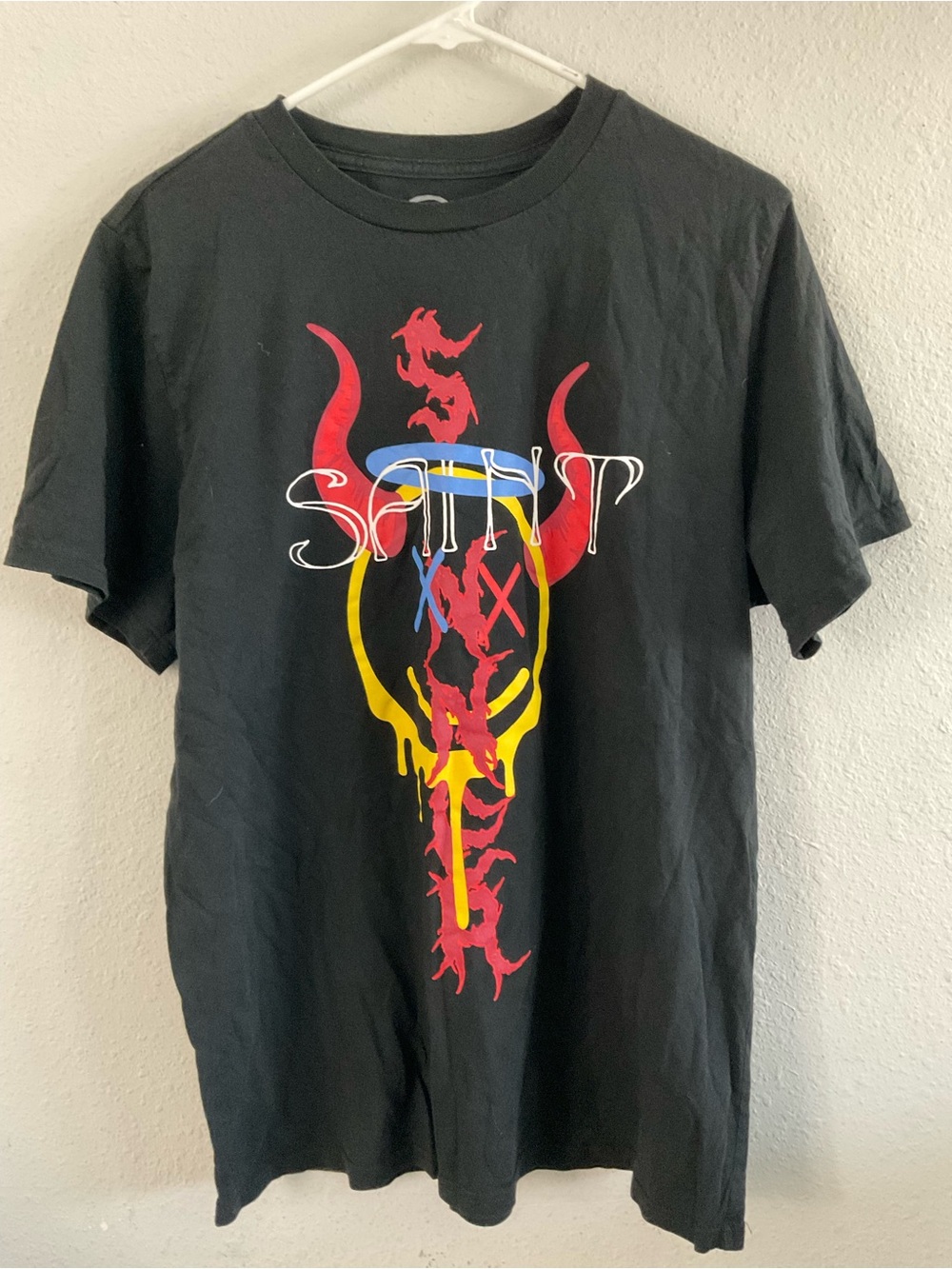 Black Graphic Short-Sleeve Men's T-Shirt - Bold Multicolor Print